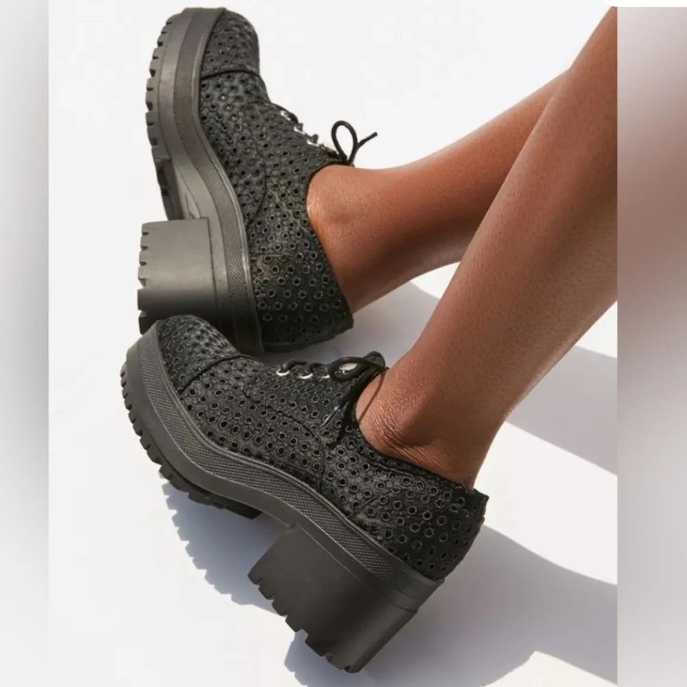 URBAN OUTFITTERS Eyelet Oxford Platform Black Size 7 LIKE NEW